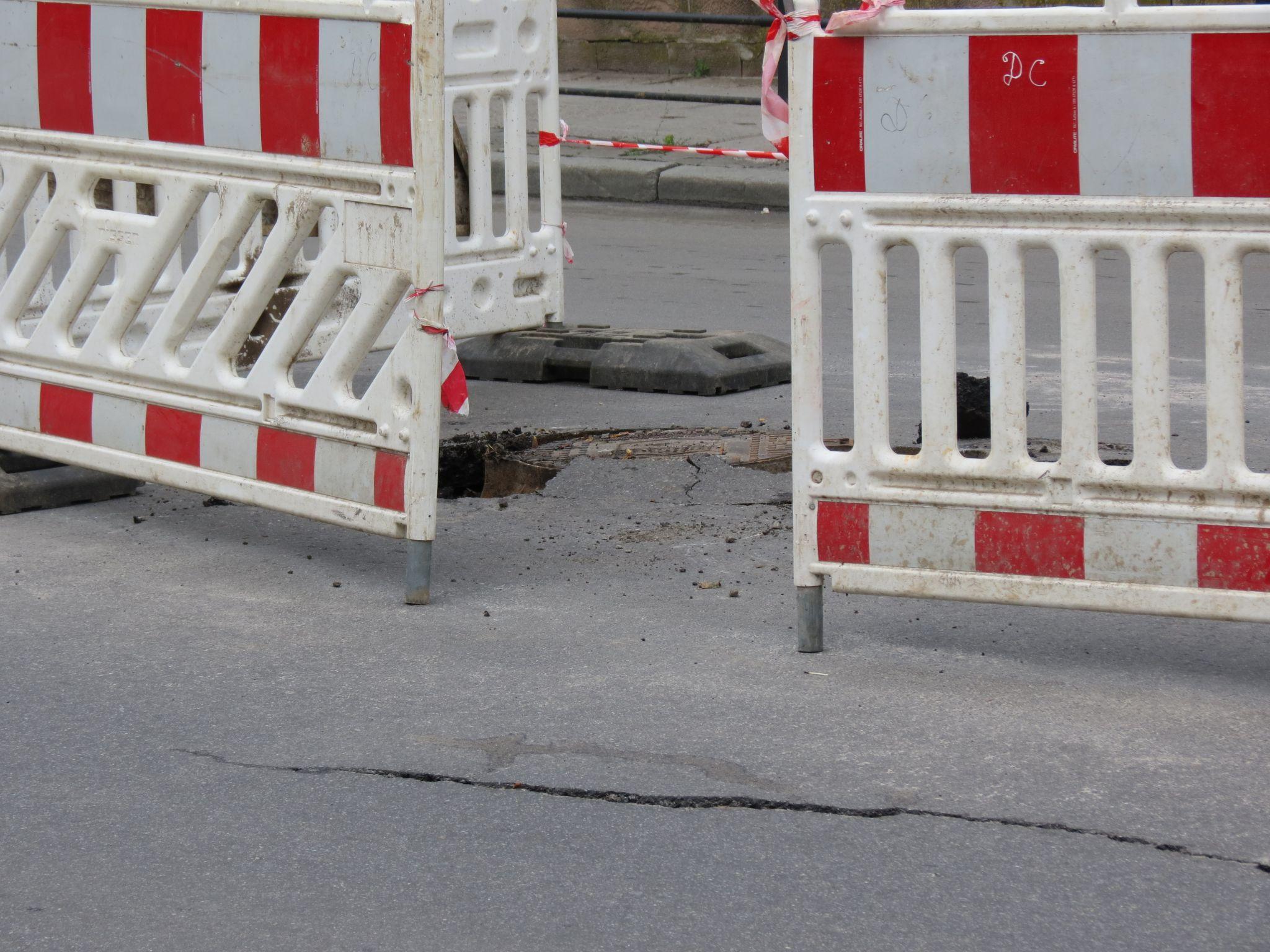 Новини Тернополя - фото з Неподалік «Білого дому» – провалля посеред дороги. Будьте обережні!