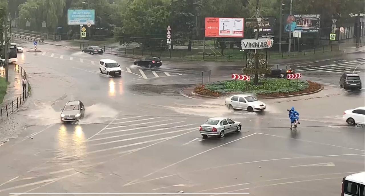Новини Тернополя - фото з Тернопільщину затопило: транспорт пливе, а парасольки не рятують