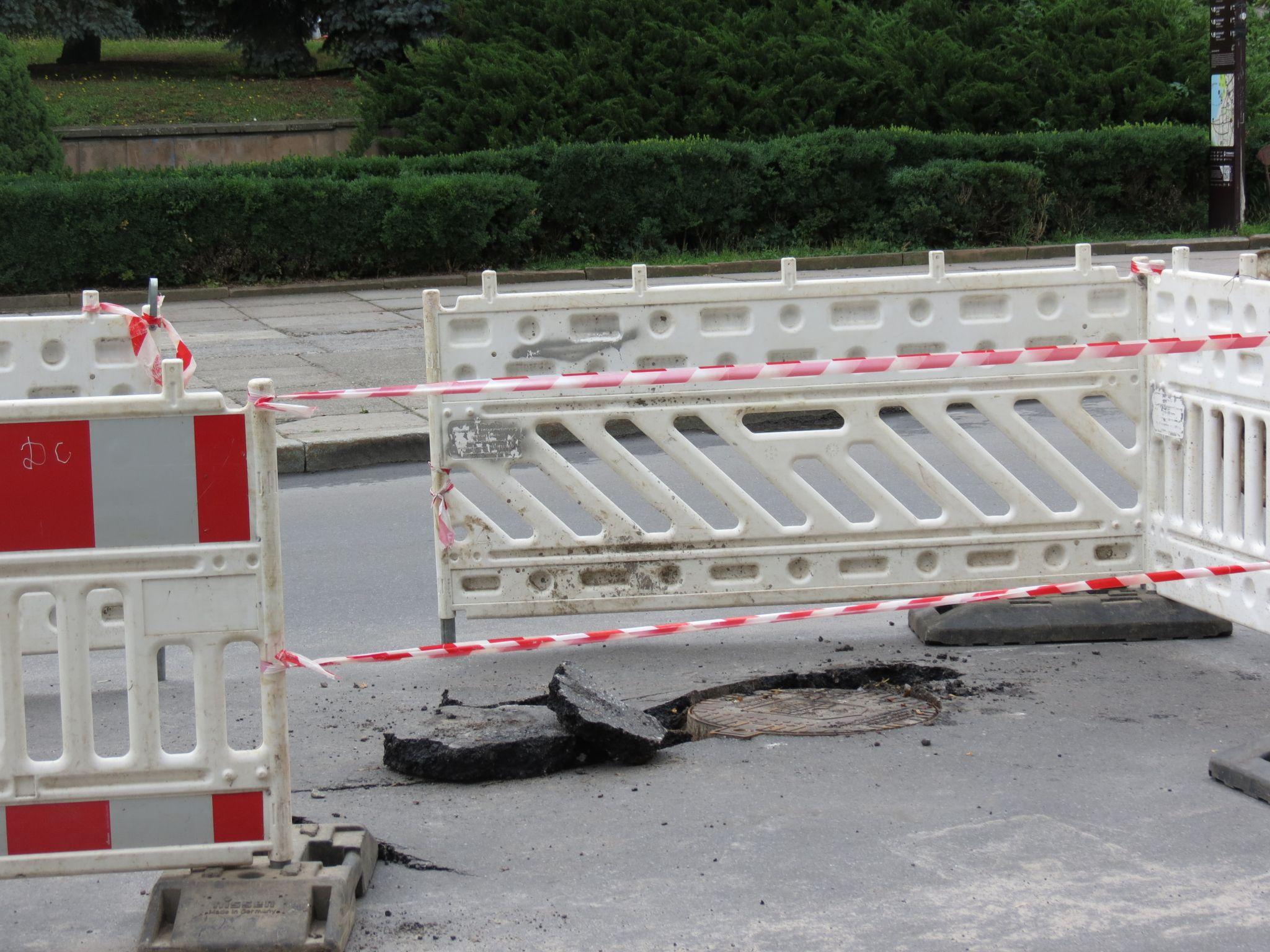 Новини Тернополя - фото з Неподалік «Білого дому» – провалля посеред дороги. Будьте обережні!