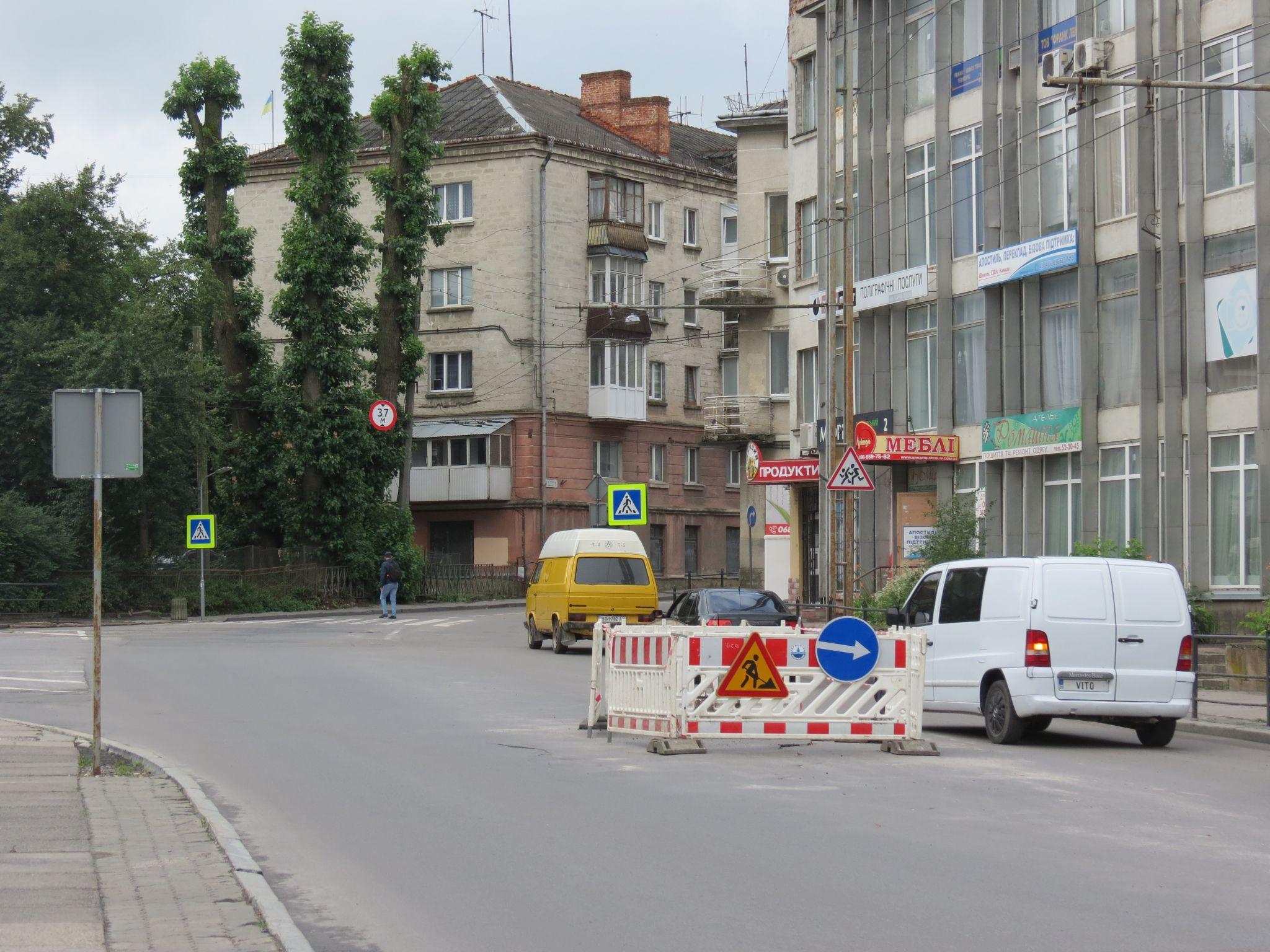 Новини Тернополя - фото з Неподалік «Білого дому» – провалля посеред дороги. Будьте обережні!