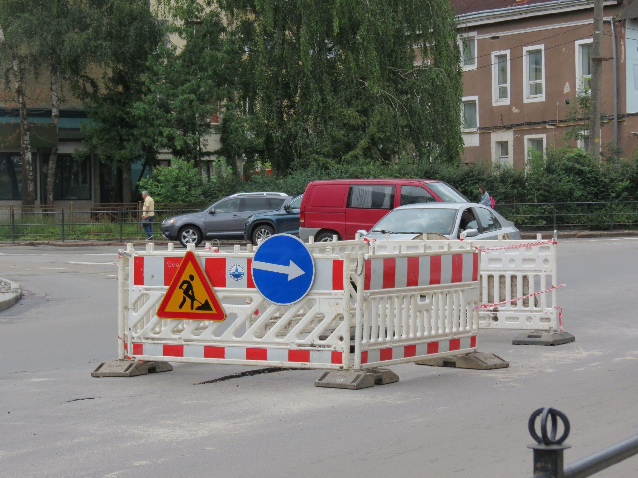 Новини Тернополя - фото з Неподалік «Білого дому» – провалля посеред дороги. Будьте обережні!