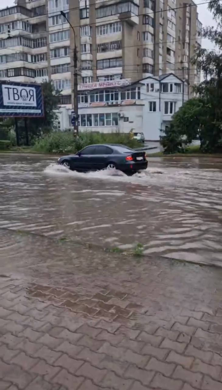 Новини Тернополя - фото з Тернопільщину затопило: транспорт пливе, а парасольки не рятують