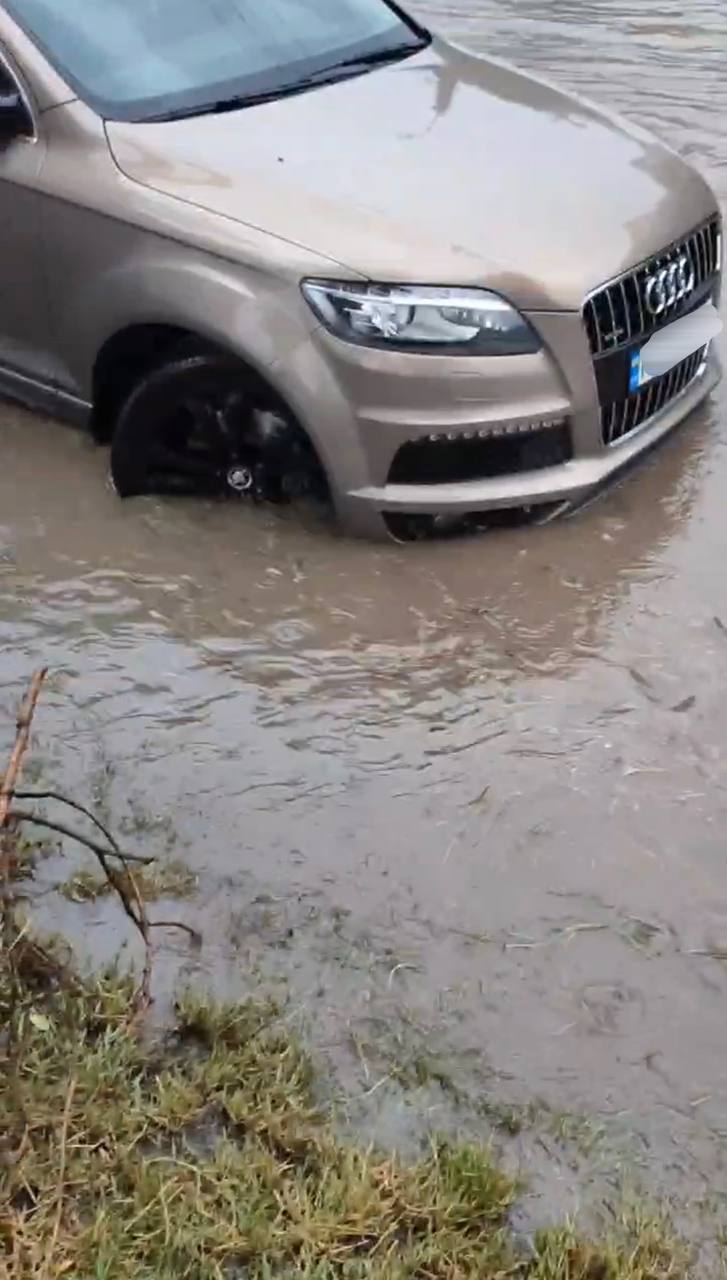 Новини Тернополя - фото з Тернопільщину затопило: транспорт пливе, а парасольки не рятують