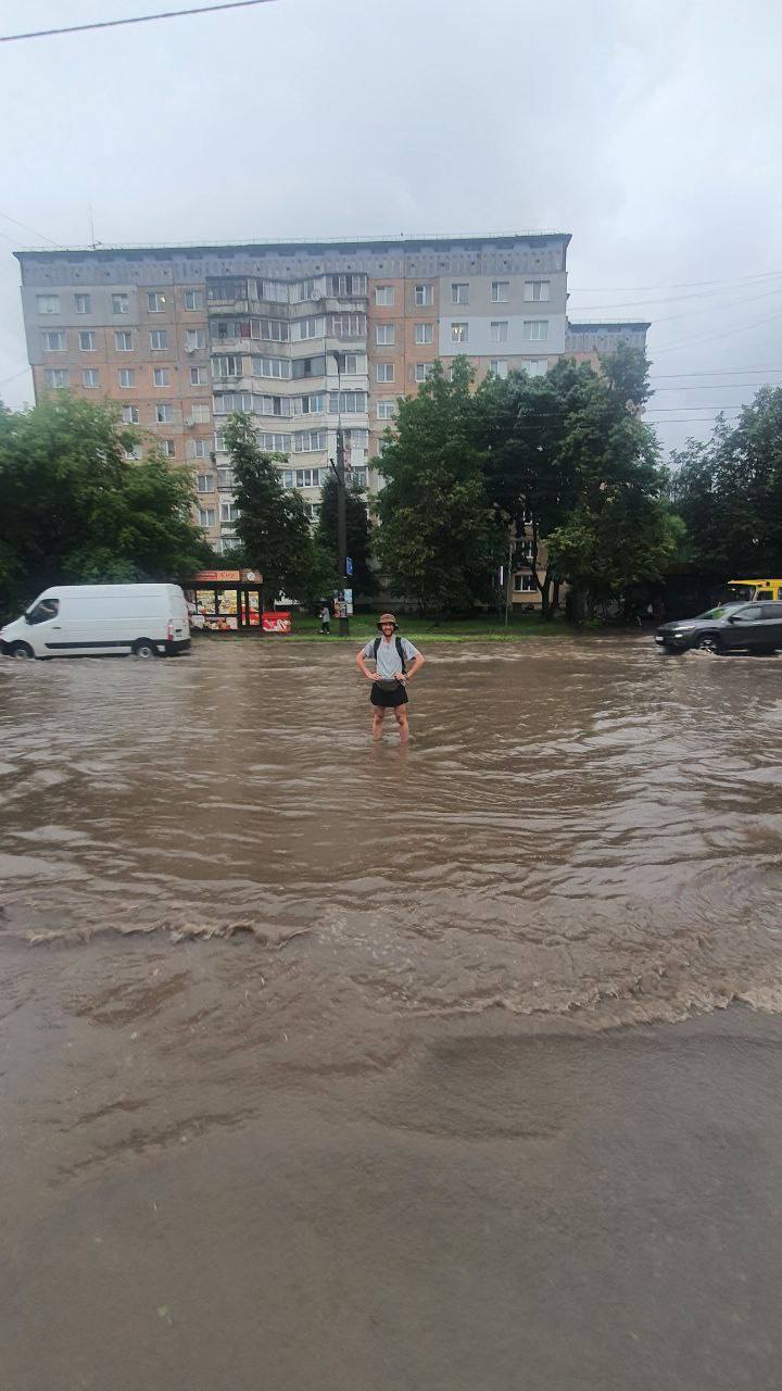 Новини Тернополя - фото з Тернопільщину затопило: транспорт пливе, а парасольки не рятують