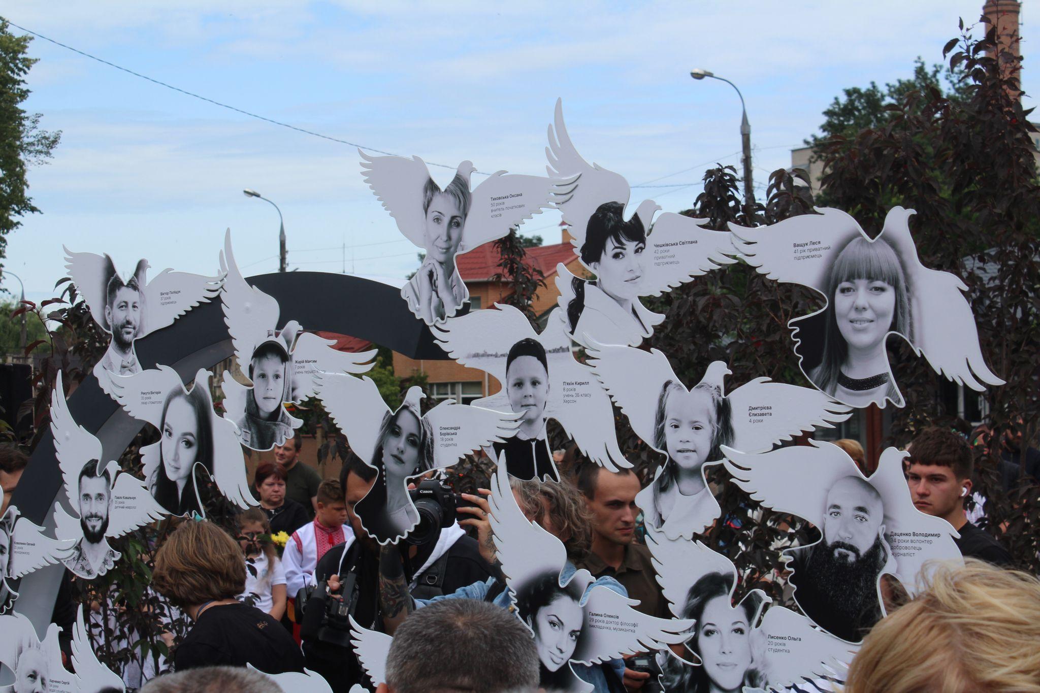 Новини Вінниці - фото з «Це наше спільне горе»: у Вінниці відкрили стелу пам'яті жертвам теракту 14 липня