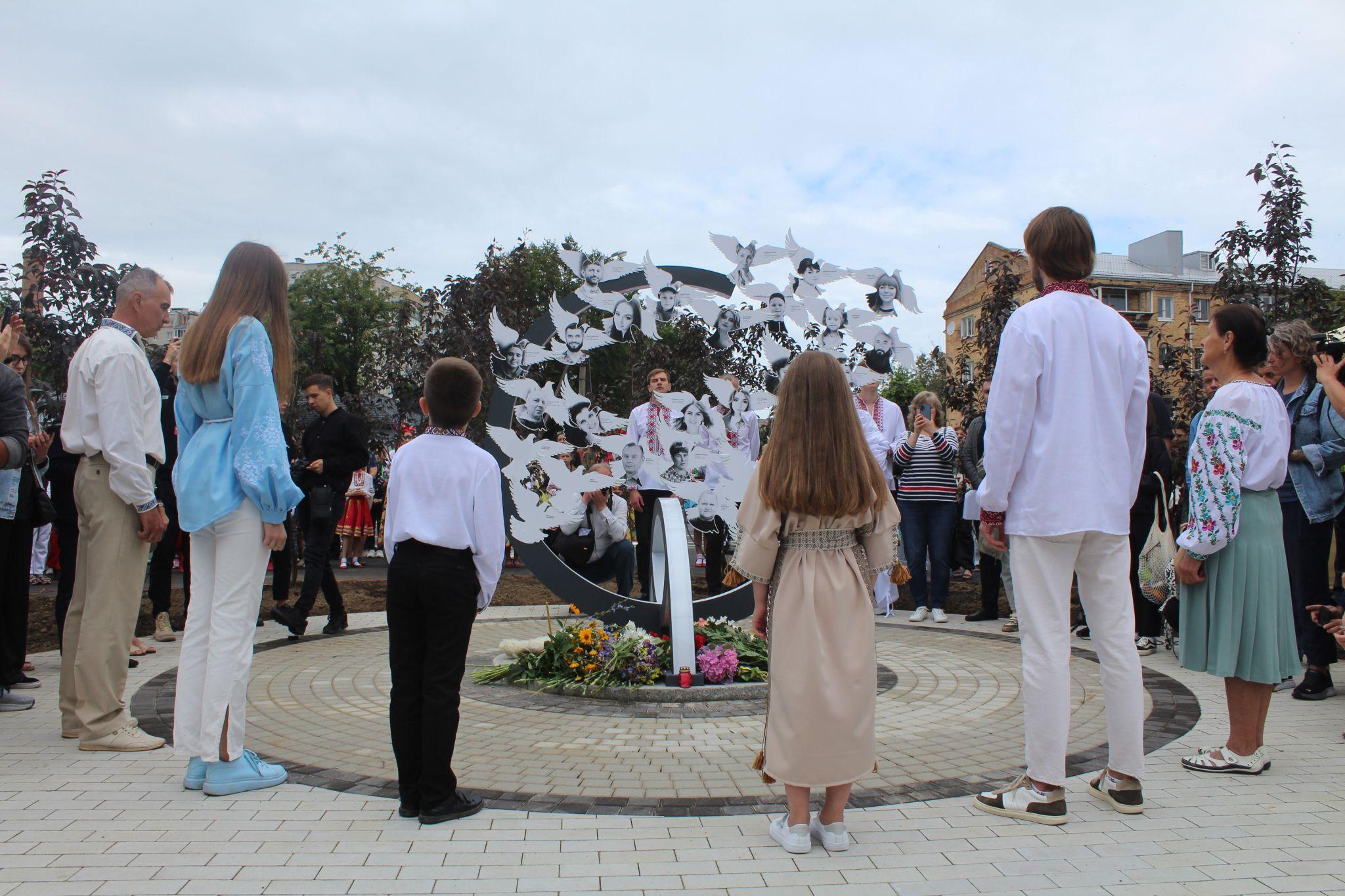 Новини Вінниці - фото з «Це наше спільне горе»: у Вінниці відкрили стелу пам'яті жертвам теракту 14 липня