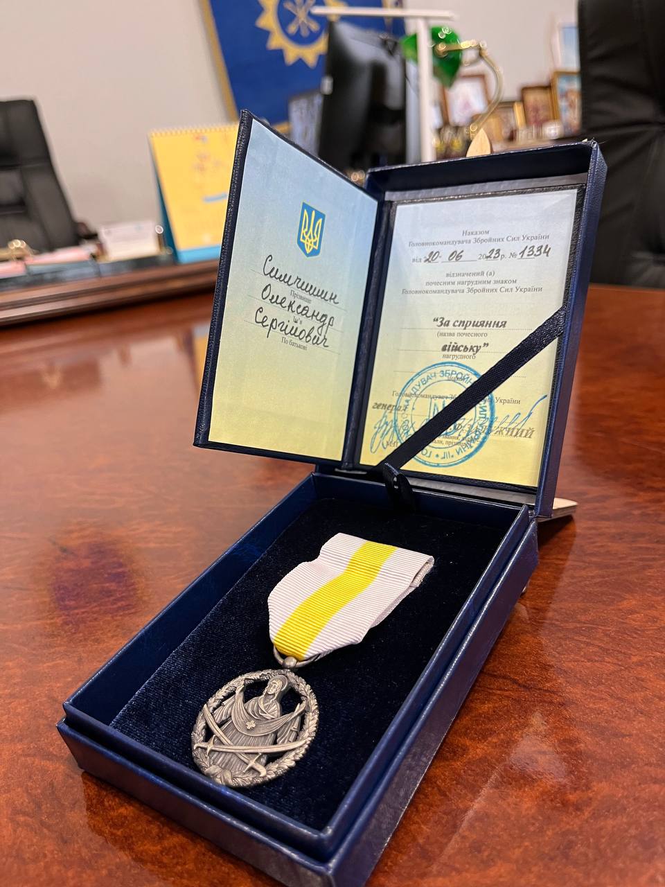 Новини Хмельницького - фото з Залужний нагородив Симчишина почесною відзнакою Міноборони