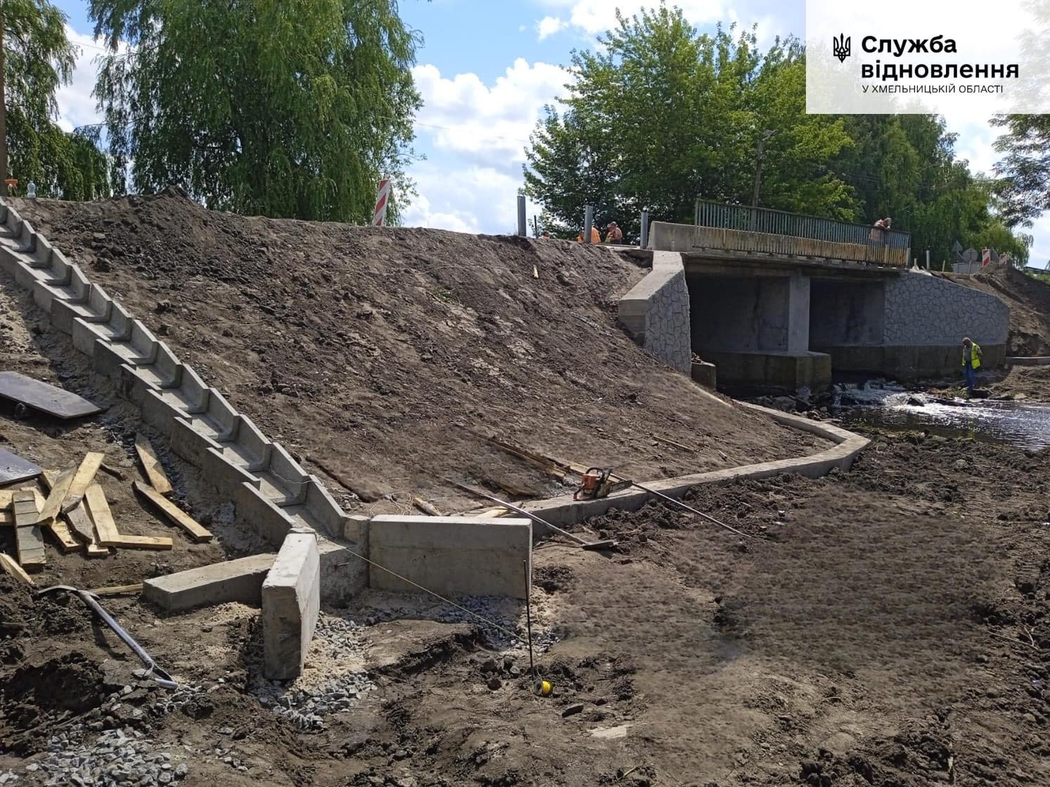 Новини Хмельницького - фото з Дорожники ремонтують 12-ти метровий міст Шепетівському районі