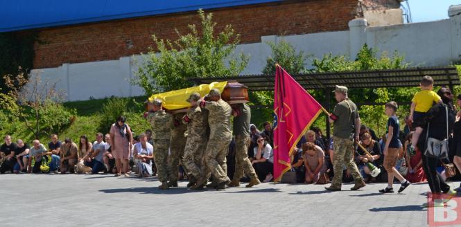 Новини Хмельницького - фото з “На кого залишаєш синів?”. У Хмельницькому попрощались з 32-річним Олегом Бондарем
