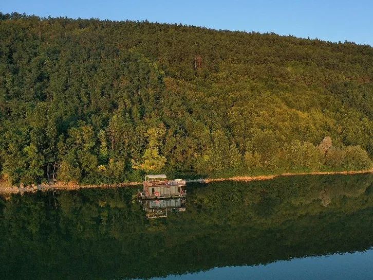 Новини Хмельницького - фото з Дністром курсує будинок на воді: що є всередині та скільки він коштує