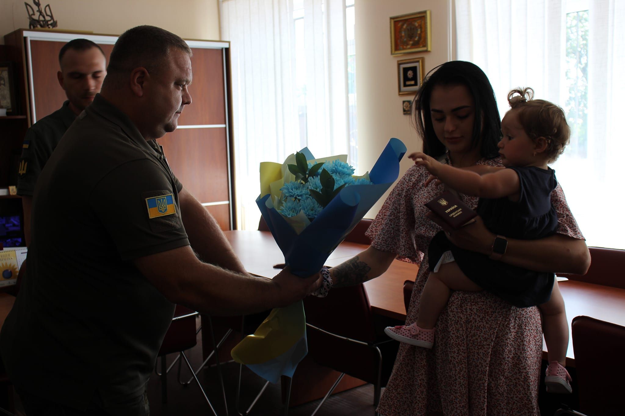 Новини Хмельницького - фото з Родинам двох військових із Хмельницького району передали нагороди «За мужність»