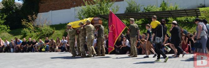 Новини Хмельницького - фото з “На кого залишаєш синів?”. У Хмельницькому попрощались з 32-річним Олегом Бондарем