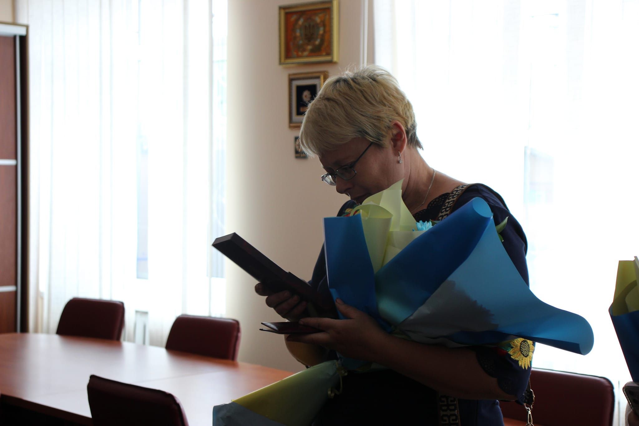 Новини Хмельницького - фото з Родинам двох військових із Хмельницького району передали нагороди «За мужність»