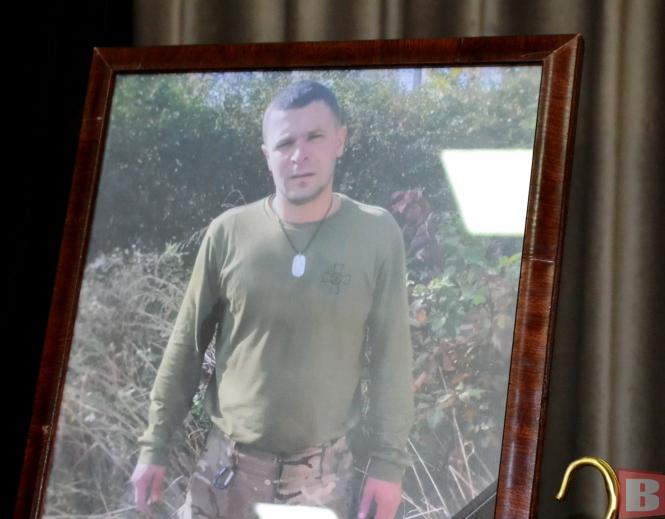 Новини Хмельницького - фото з “На кого залишаєш синів?”. У Хмельницькому попрощались з 32-річним Олегом Бондарем