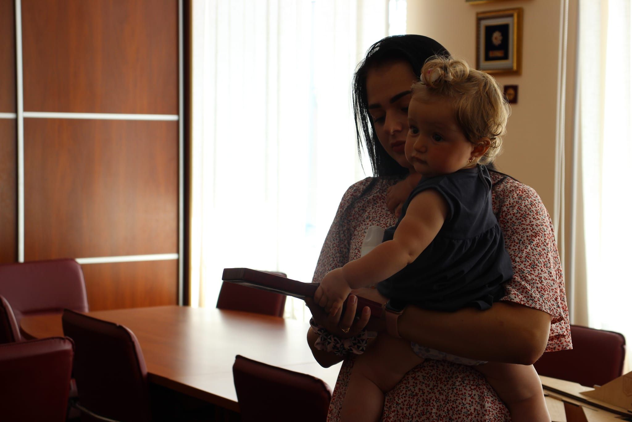 Новини Хмельницького - фото з Родинам двох військових із Хмельницького району передали нагороди «За мужність»