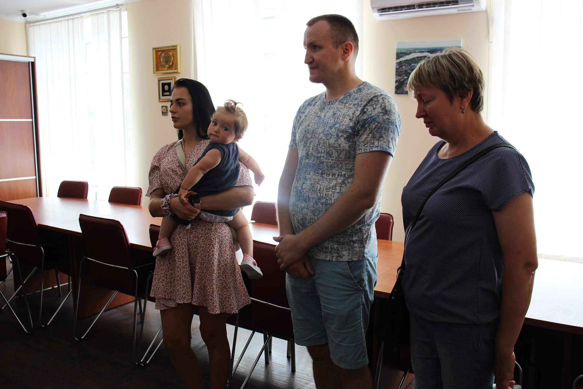 Новини Хмельницького - фото з Родинам двох військових із Хмельницького району передали нагороди «За мужність»