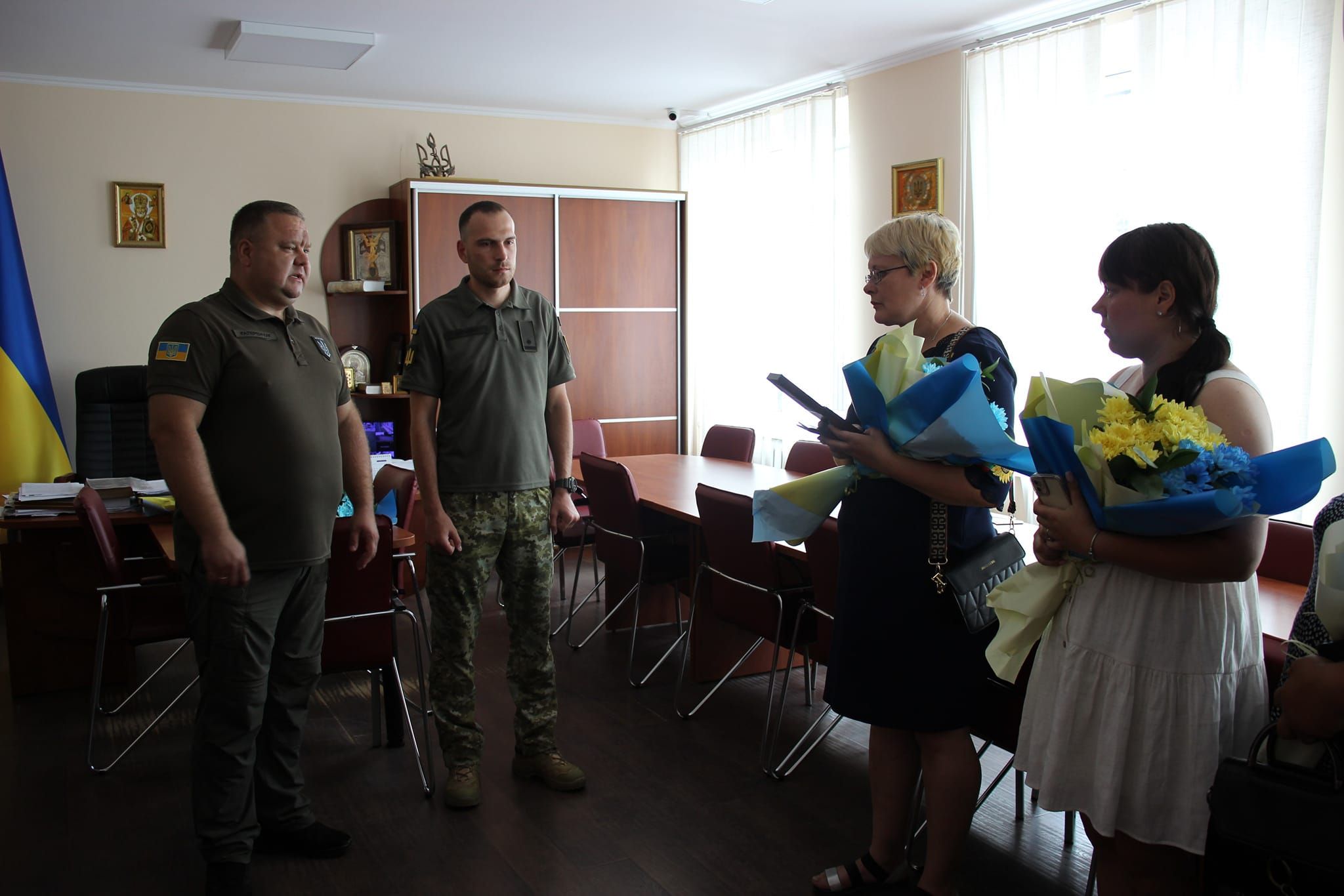 Новини Хмельницького - фото з Родинам двох військових із Хмельницького району передали нагороди «За мужність»