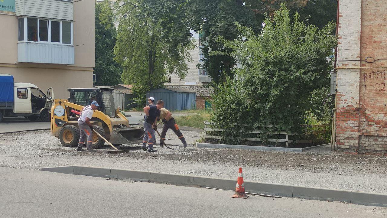 Новини Вінниці - фото з В Тяжилові продовжують облаштовувати двори і пішохідні зони. Що і де роблять?