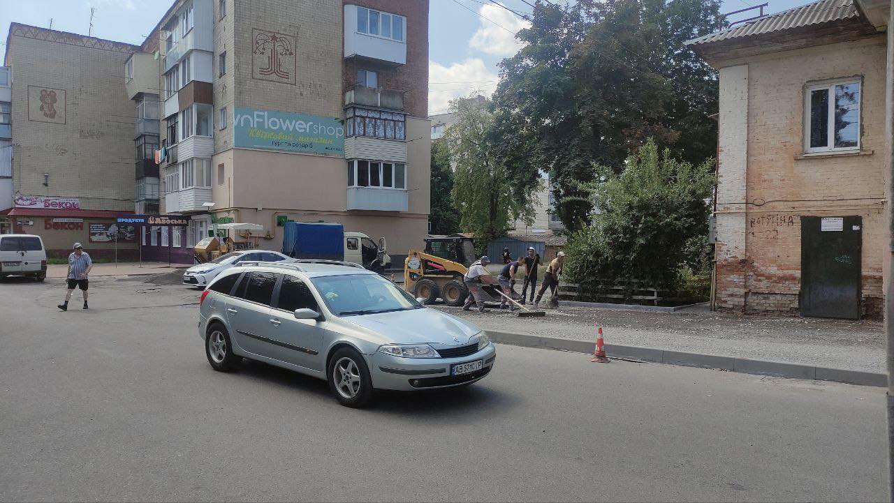 Новини Вінниці - фото з В Тяжилові продовжують облаштовувати двори і пішохідні зони. Що і де роблять?