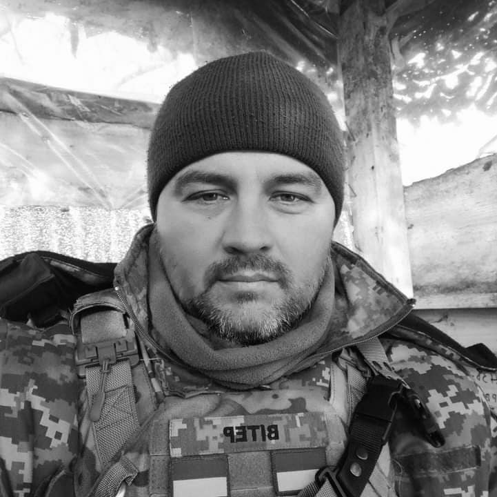 Новини Тернополя - фото з Нехай пам'ять залишиться в серцях і душах: на щиті повертається Герой з Тернопільщини Володимир Романишин На зображенні може бути: текст