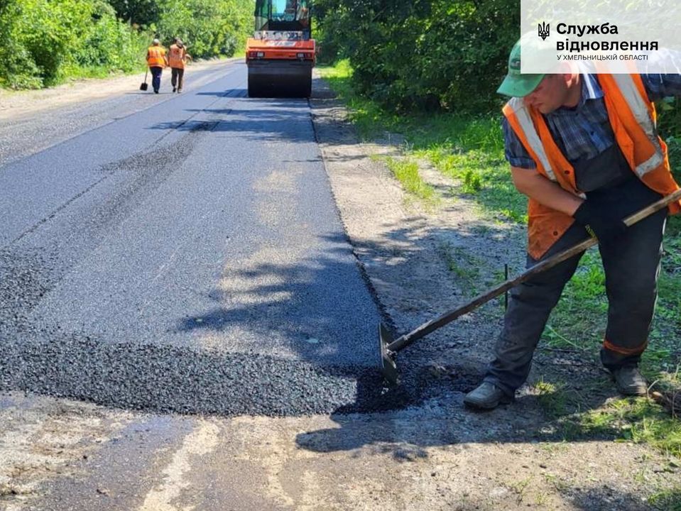 Новини Хмельницького - фото з Дорожники стелять асфальт біля трьох сіл Дунаєвецької громади (ФОТО)