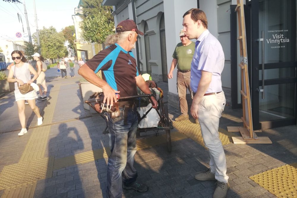 Новини Вінниці - фото з «У вас тут клондайк для фотографів». 50 років ходить пішки по світу сучасний Сковорода