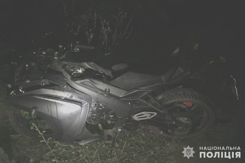 Новини Хмельницького - фото з ДТП з двома мотоциклами біля Городка: постраждали водії