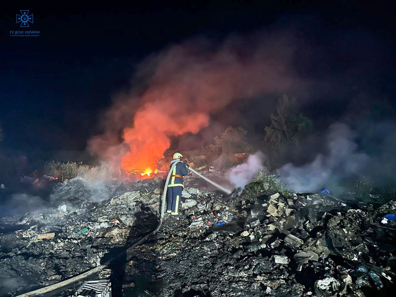 Новини Тернополя - фото з Неподалік Тернополя горіло стихійне сміттєзвалище