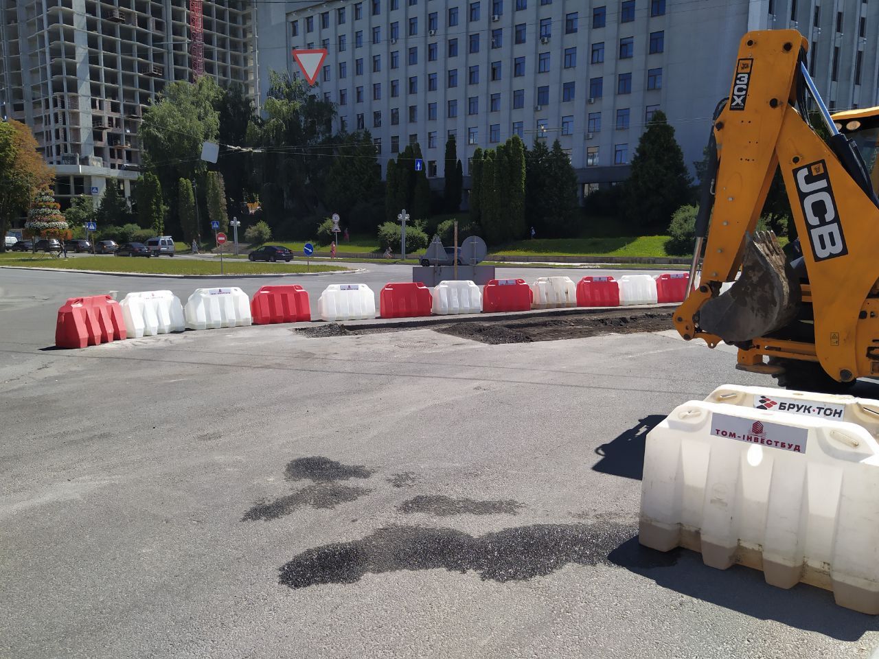 Новини Тернополя - фото з Навпроти ОВА перекрили дорогу. Що сталося?