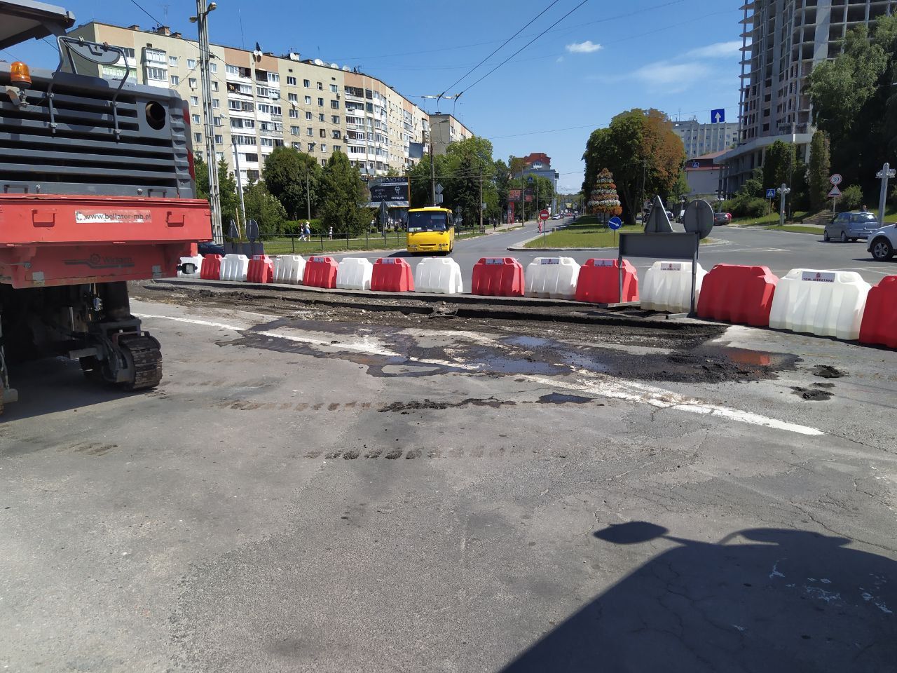 Новини Тернополя - фото з Навпроти ОВА перекрили дорогу. Що сталося?