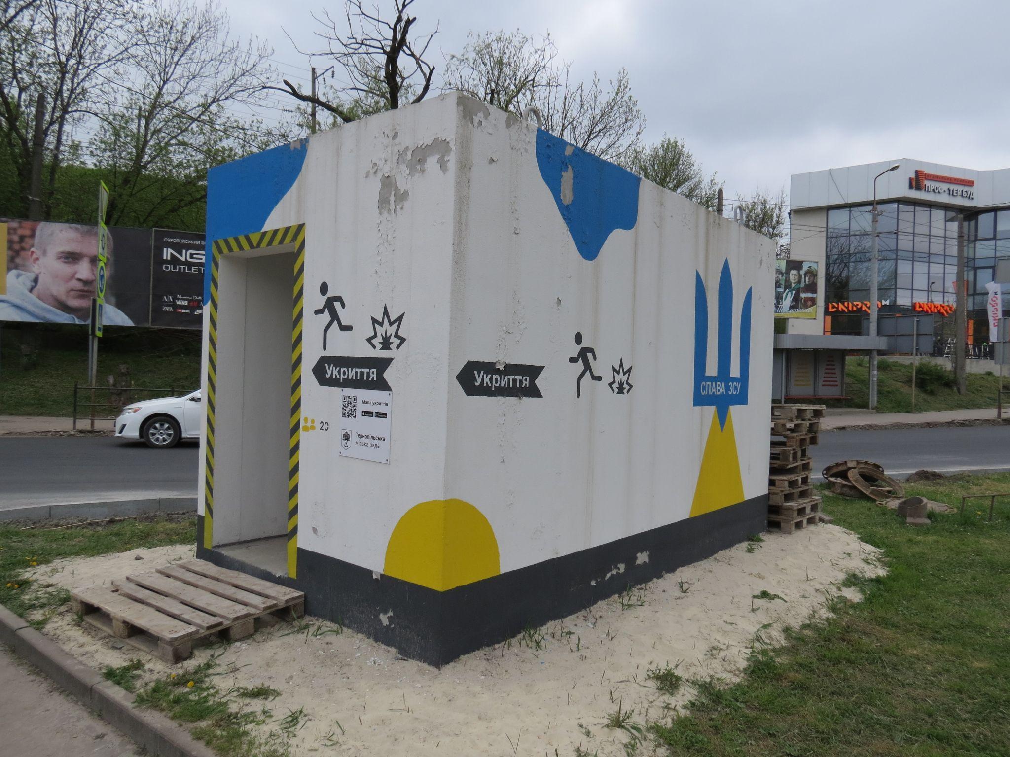 Новини Тернополя - фото з Є обшарпані, а деякі вже відновили: який вигляд мають фасади мобільних укриттів на зупинках