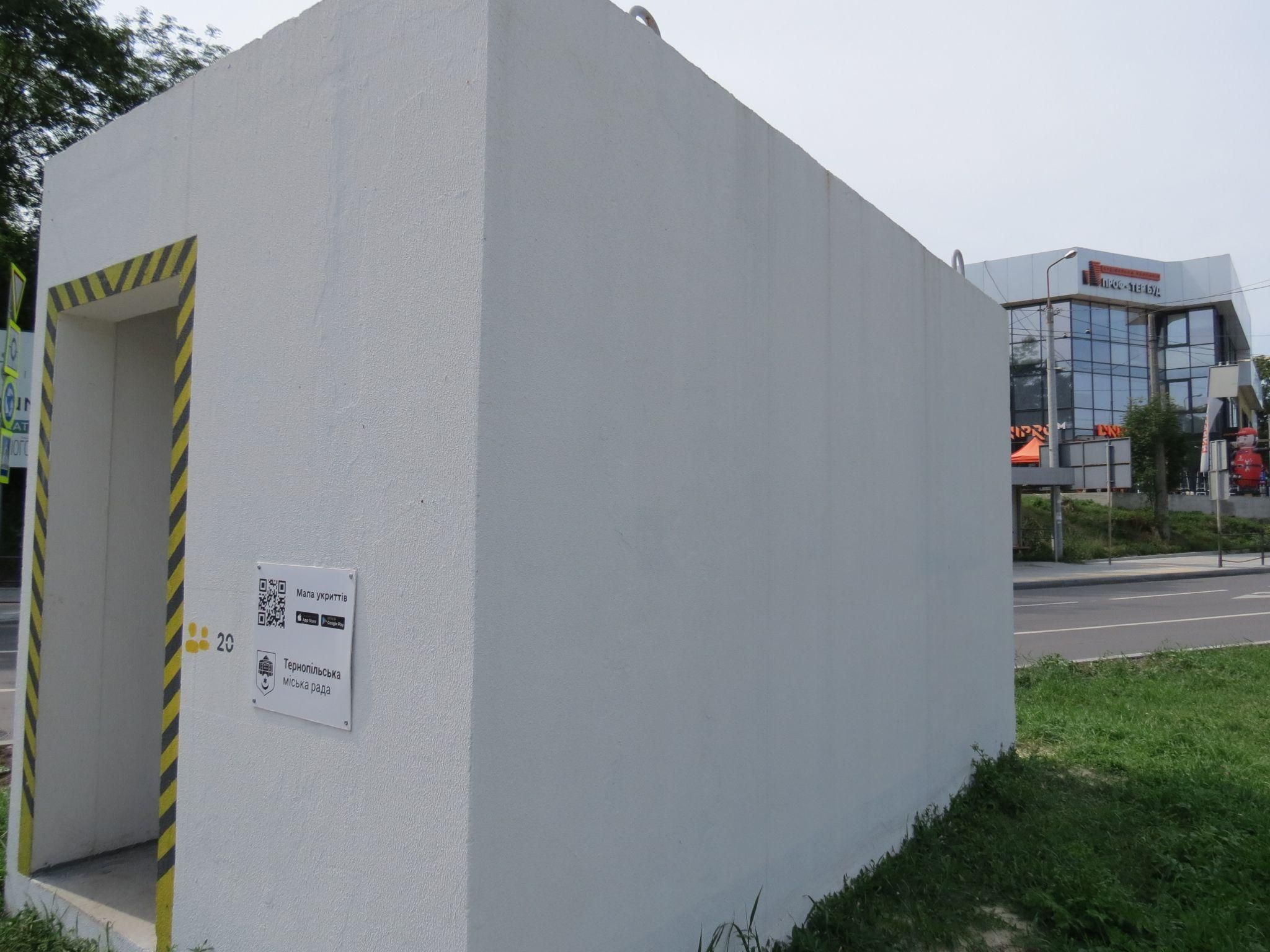 Новини Тернополя - фото з Є обшарпані, а деякі вже відновили: який вигляд мають фасади мобільних укриттів на зупинках