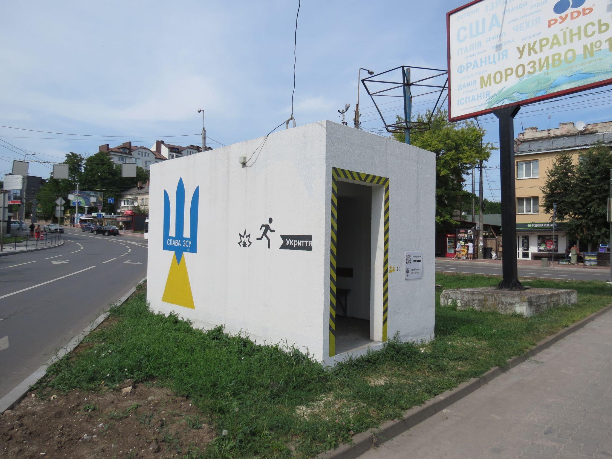 Новини Тернополя - фото з Є обшарпані, а деякі вже відновили: який вигляд мають фасади мобільних укриттів на зупинках