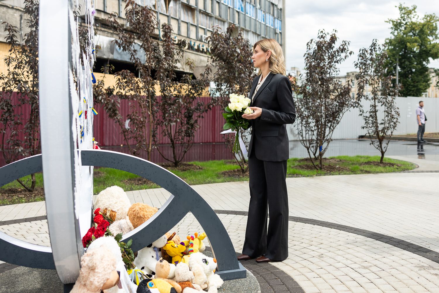 Новини Вінниці - фото з До Вінниці приїхала Зеленська. Перша леді поклала квіти біля пам'ятного знака жертвам теракту 14 липня