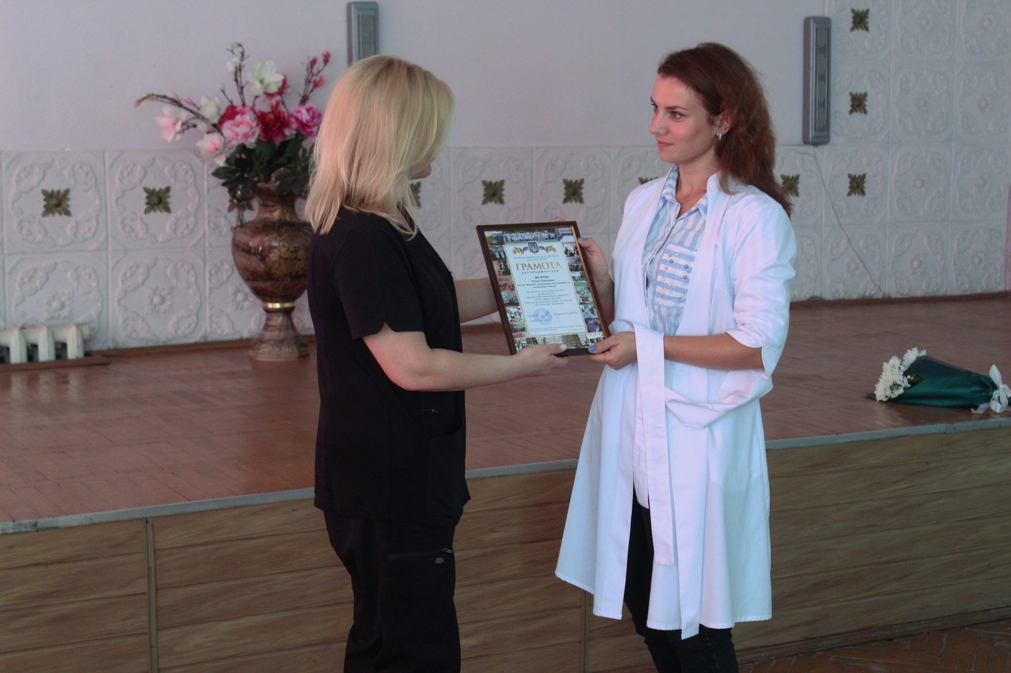 Новини Хмельницького - фото з Медиків обласного госпіталю ветеранів війни нагородили грамотою «За заслуги перед Українським народом»