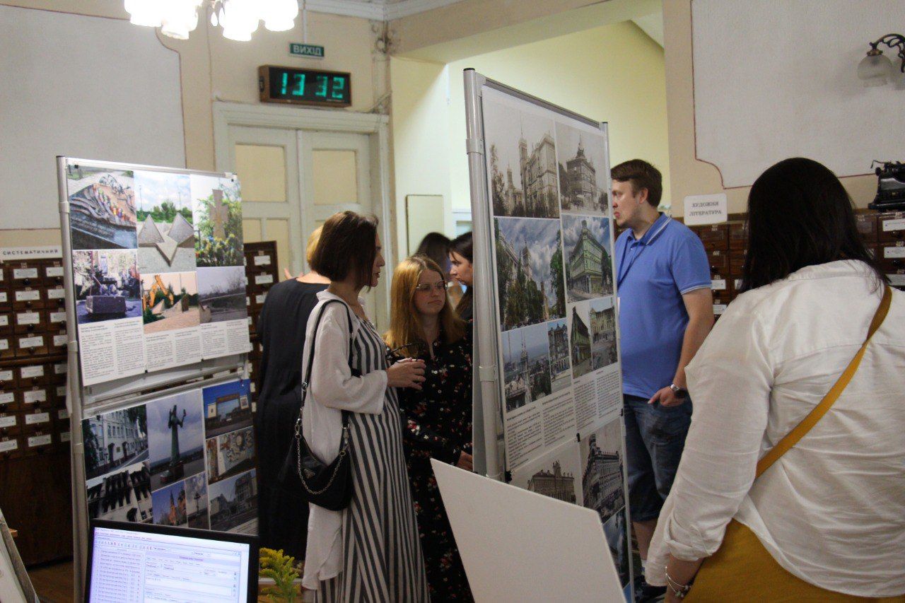 Новини Тернополя - фото з Вписані в історію, зруйновані війною. Маріупольці представили виставку у Тернополі