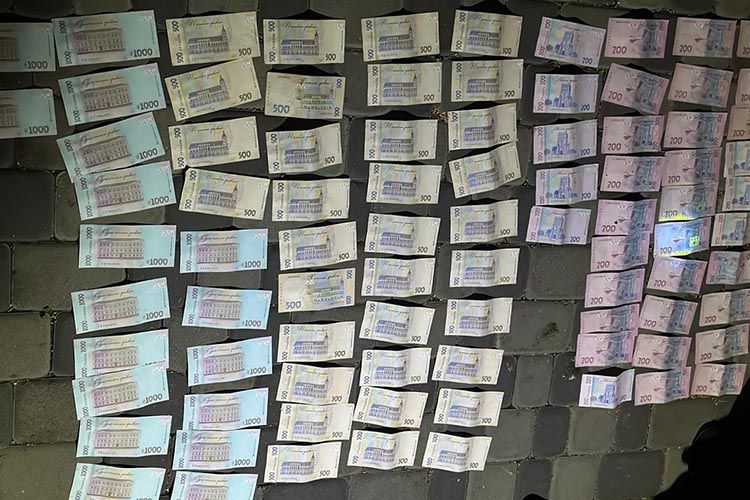 Новини Тернополя - фото з Тернополянка вимагала від абітурієнтів три тисячі доларів за навчання у виші