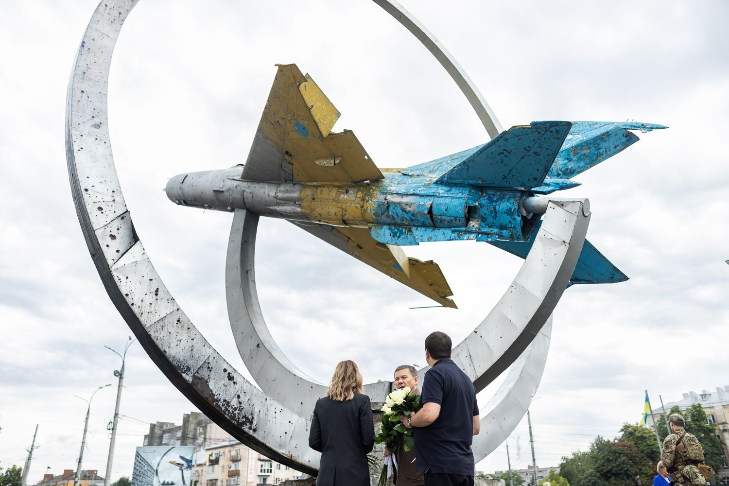 Новини Вінниці - фото з До Вінниці приїхала Зеленська. Перша леді поклала квіти біля пам'ятного знака жертвам теракту 14 липня