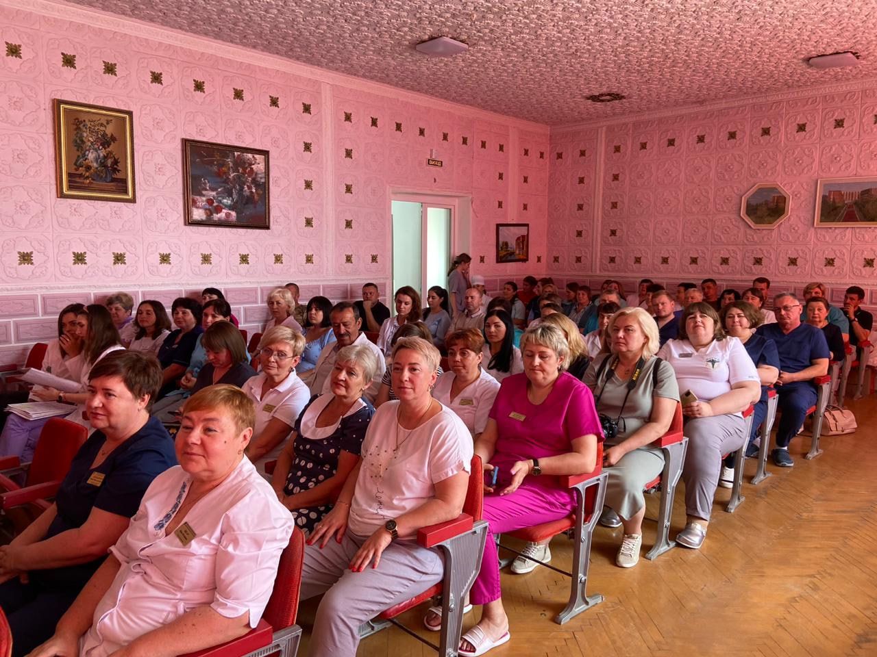 Новини Хмельницького - фото з Медиків обласного госпіталю ветеранів війни нагородили грамотою «За заслуги перед Українським народом»