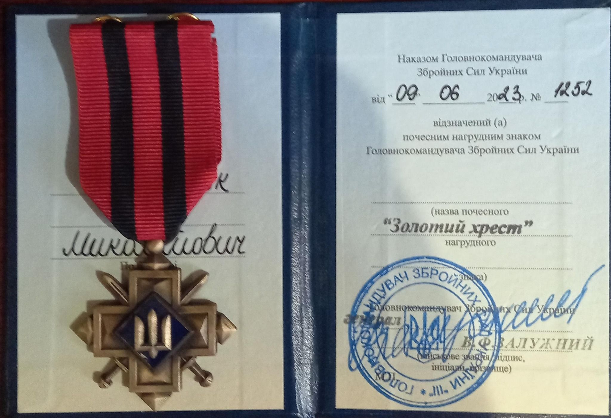 Новини Хмельницького - фото з Залужний нагородив “Золотим хрестом” бойового медика з Кам’янця (ФОТО)