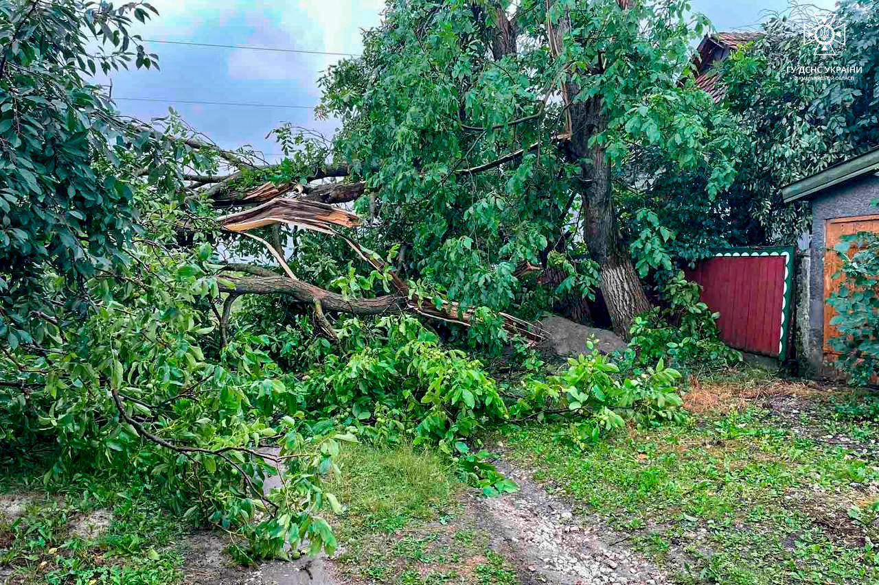 Новини Хмельницького - фото з Грози і шквальний вітер: на Хмельниччині оголосили штормове попередження (ФОТО)