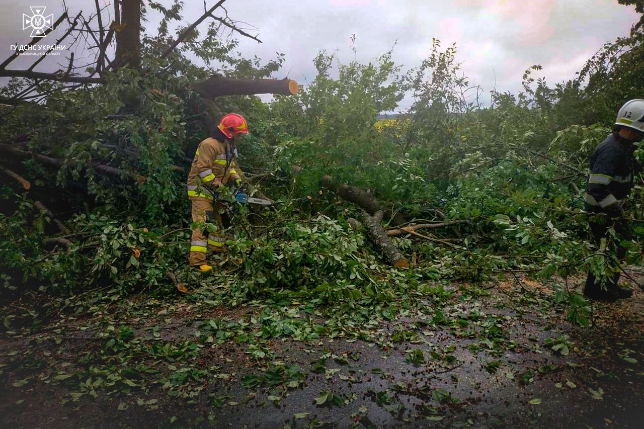 Новини Хмельницького - фото з Грози і шквальний вітер: на Хмельниччині оголосили штормове попередження (ФОТО)