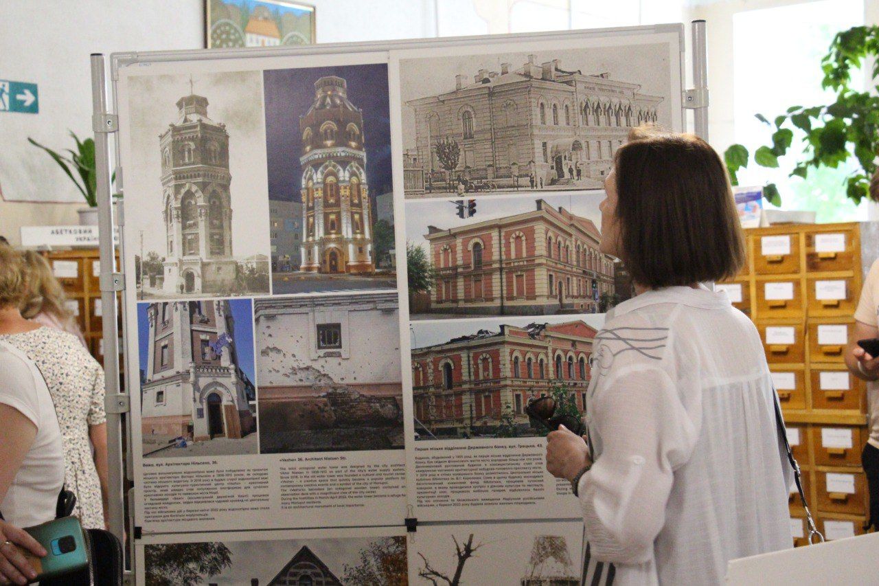 Новини Тернополя - фото з Вписані в історію, зруйновані війною. Маріупольці представили виставку у Тернополі