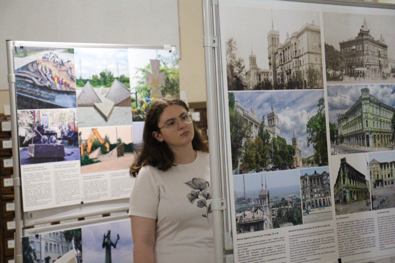 Новини Тернополя - фото з Вписані в історію, зруйновані війною. Маріупольці представили виставку у Тернополі