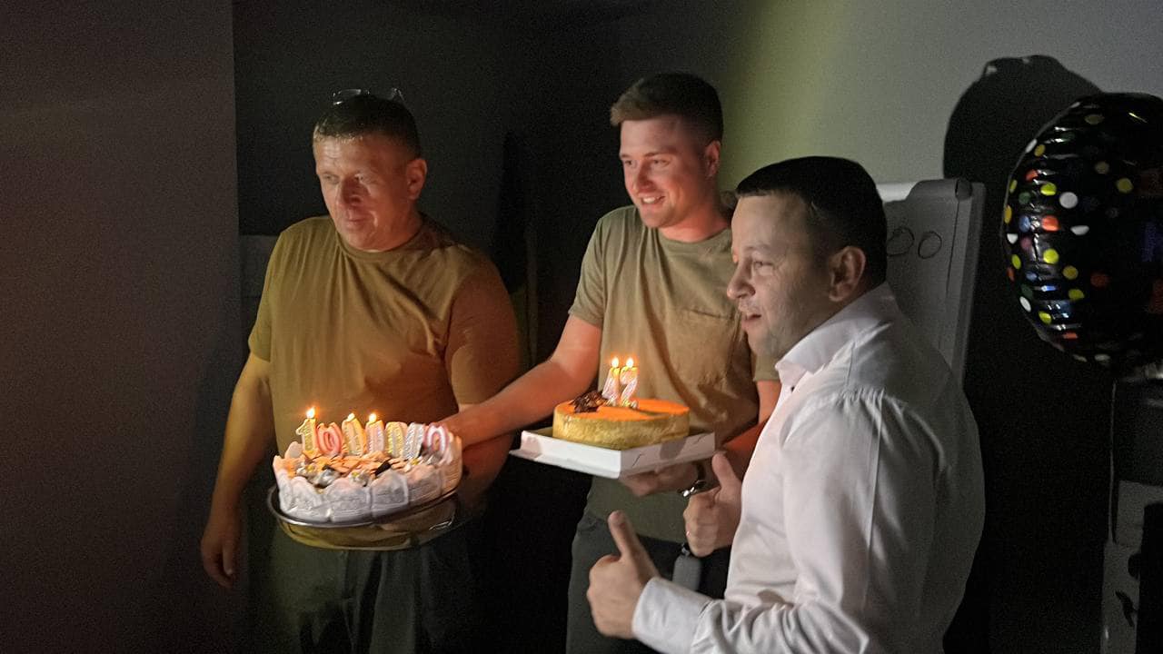 Новини Хмельницького - фото з У день народження зібрав мільйон гривень. Деталі нетипового святкування хмельницького блогера Возможно, это изображение 3 человека и текст