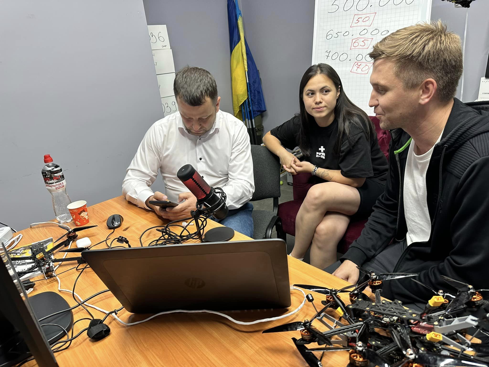 Новини Хмельницького - фото з У день народження зібрав мільйон гривень. Деталі нетипового святкування хмельницького блогера Возможно, это изображение 3 человека, люди учатся и текст