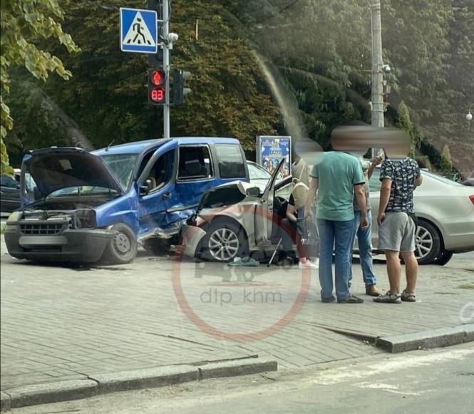Новини Хмельницького - фото з Від удару вилетіли на тротуар: в поліції розповіли деталі ДТП біля парку Франка