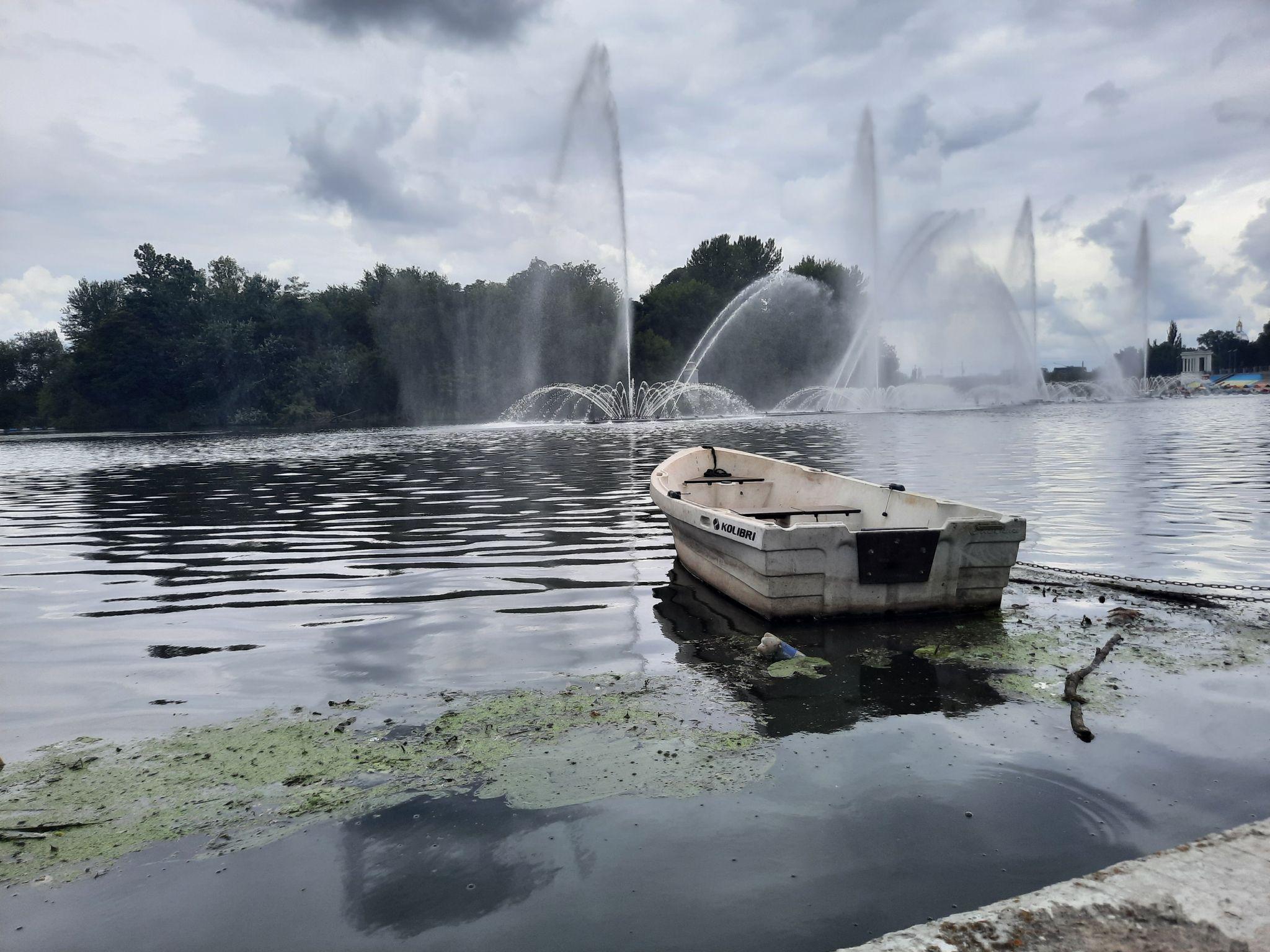 Новини Вінниці - фото з Сміття та цвітіння води навколо набережної «Рошен». Чому ніхто не розв'язує цю проблему