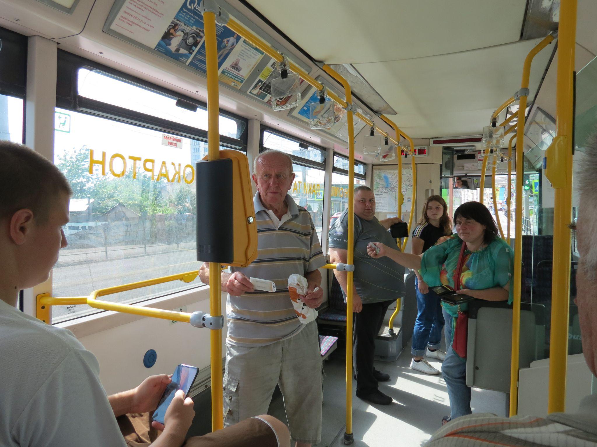 Новини Тернополя - фото з Тролейбуси – без кондукторів. Ми перевірили, чи їздять «зайцями» і як працюють зміни