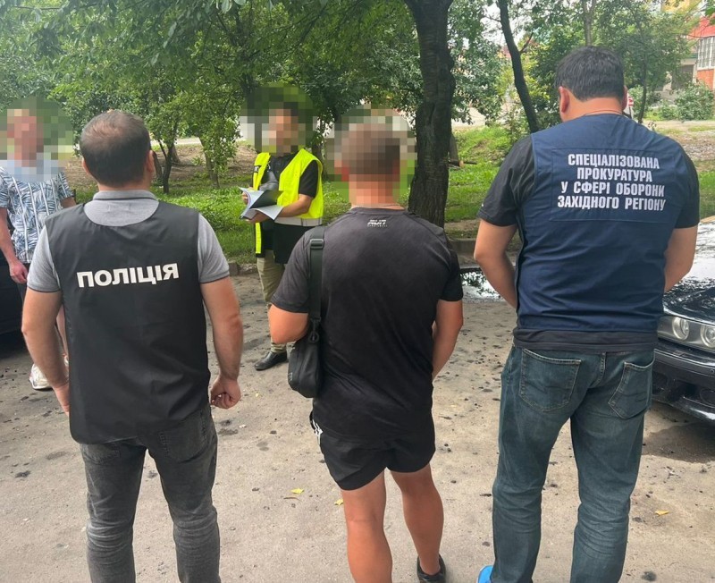 Новини Хмельницького - фото з Ціна непридатності до служби - 2000 доларів. Затримали офіцера хмельницького ТЦК 2 000 доларів за виключення зі списків призовників: на хмельниччині викрили офіцера центру комплектування